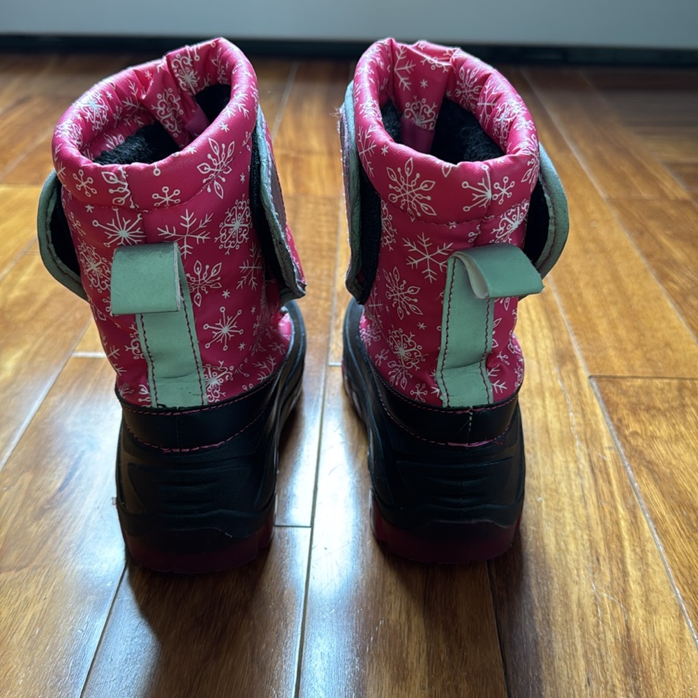 Girl’s Members Mark Light-up Snow Boots - Picture 4 of 9